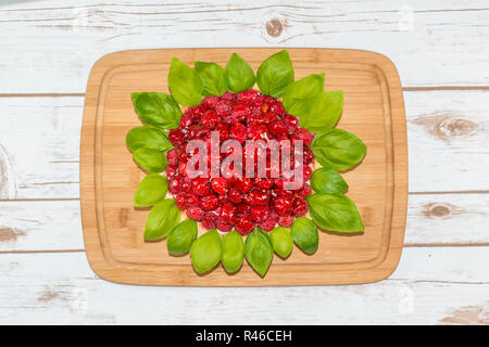 Lampone torta decorata con foglie di basilico Foto Stock