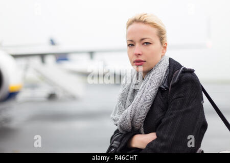 Donna imbarco aereo. Foto Stock