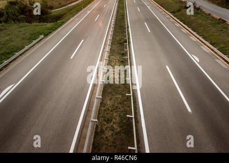 Vista dall'alto su una linea di due ampia autostrada al tramonto Foto Stock