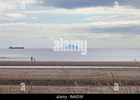 Una vista di Ailsa Craig attraverso il Firth of Clyde dal Royal Troon Golf Club Foto Stock