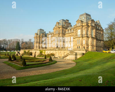 Il Bowes Museum in Teesdale città mercato di Barnard Castle County Durham fondata da John e Josephine Bowes 1869 nello stile di un castello francese Foto Stock