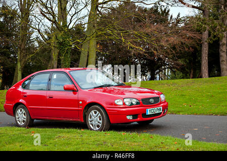 Toyota Corolla VVTI GS Y registrato dal 2001 classic famiglia giapponese berlina in rosso Foto Stock