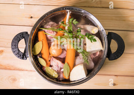 Ingredienti per il brodo di carne su un tavolo di legno. Le carni, le verdure e le erbe aromatiche. Foto Stock