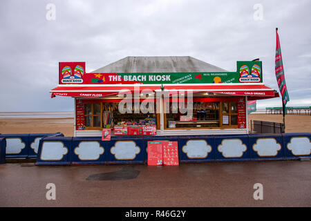 Il chiosco sulla spiaggia sul lungomare vicino al molo di Lytham St Annes LANCASHIRE REGNO UNITO Foto Stock