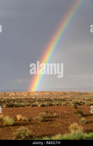 Fine di un arcobaleno su rocce rosse dopo forti piogge, Sud America occidentale Foto Stock