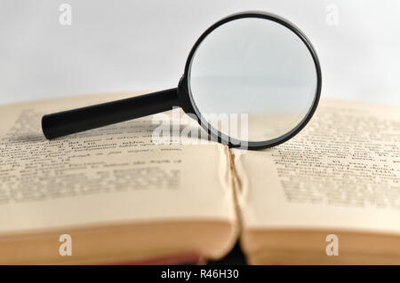 Antico libro vecchio e lente di ingrandimento Foto Stock