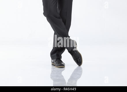 Gambe incrociate di business man in pantaloni e scarpe.isolato su bianco Foto Stock