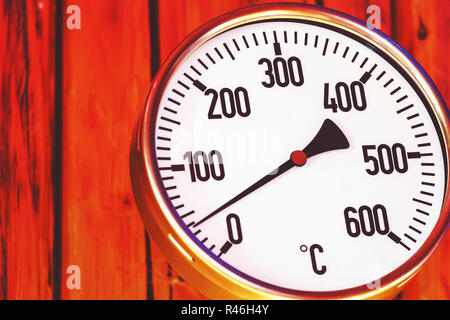 Termometro forno vicino, look rétro termometro sullo sfondo di legno Foto Stock
