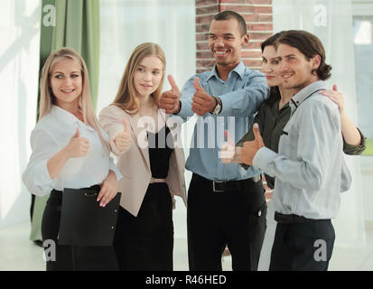 Ritratto del moderno business team che mostra il pollice in alto Foto Stock