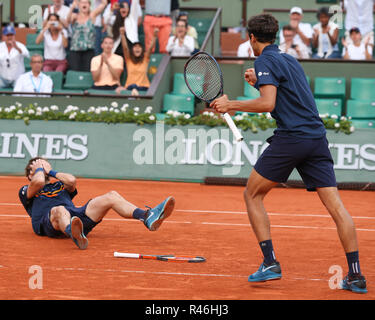 Il francese i giocatori di tennis Nicolas MAHUT e Pierre-Hugues Herbert celebrando la vittoria all'aperto francese 2018, Parigi, Francia. Foto Stock