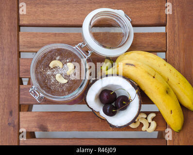 Cherry banana di noce di cocco per tutta la notte di avena Foto Stock