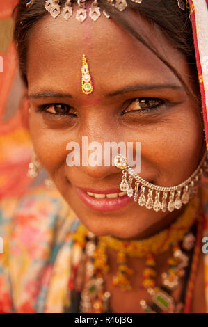 La tradizione indiana ragazza sorridente Foto Stock