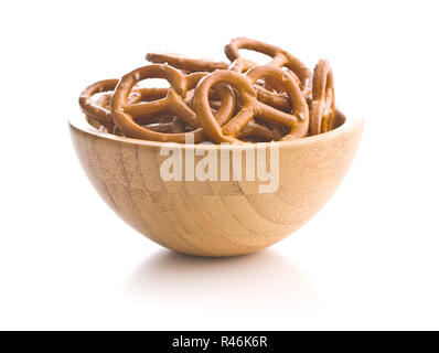 Salati Mini pretzel snack nel recipiente isolato su sfondo bianco. Foto Stock