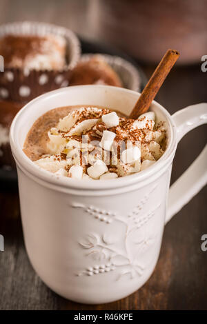 Cioccolata calda con panna montata e biscotti per Natale Foto Stock