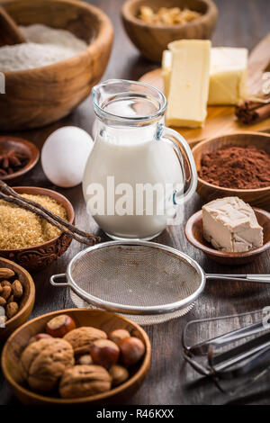 Variazione della cottura Ingredienti per biscotti di Natale e una fetta di torta Foto Stock