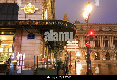 Il celebre Café de la Paix si trova vicino al teatro lirico - Palazzo Garnier di Parigi, Francia. È stata inaugurata il 5 maggio , 1862. Foto Stock