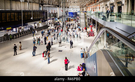 Atrio affollato a Waterloo Station di Londra, UK onj 13 Agosto 2013 Foto Stock