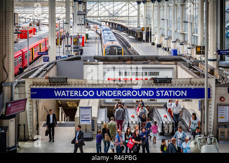 Ingresso a Waterloo Stazione della metropolitana all'interno della stazione ferroviaria di Waterloo a Londra, nel Regno Unito il 13 agosto 2013 Foto Stock