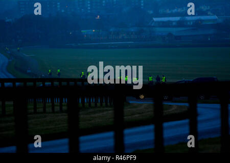 2018-11-24, Newmarket Suffolk REGNO UNITO. Cavalli tornare indietro a piedi per il loro maneggio la mattina presto dopo essere stato esercitato sulla collina di Warren. Foto Stock