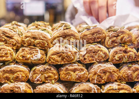 Pila di pasticceria sul display in negozio Foto Stock