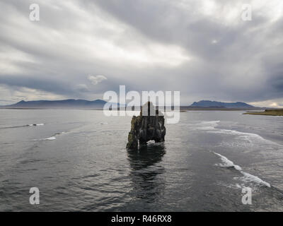 Paesaggio islandese. Seascape del maestoso Hvítserkur sulla penisola di Vatnsnes nel nord ovest dell'Islanda. La fotografia aerea catturato da fuco. Foto Stock