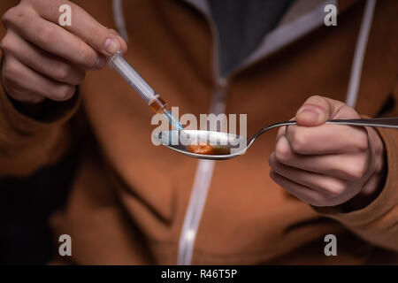 Un tossicodipendente rende il farmaco. Fermare la droga. Abitudine pericolosa. Close-up Foto Stock