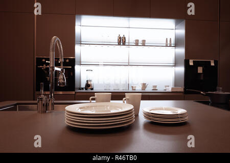 Modern high-tech cucina interno in marrone scuro toni con un elevato mixer lucido Foto Stock