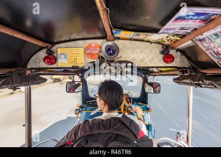 Chiag Mai, in Tailandia, febbraio 14, 2018: tuk tuk è una delle più comuni Media di trasporto della Thailandia Foto Stock