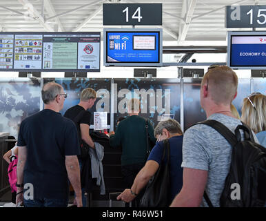 Larnaca, Cipro - novembre 6. 2018. I passeggeri sui banchi per il check-in in aeroporto Foto Stock