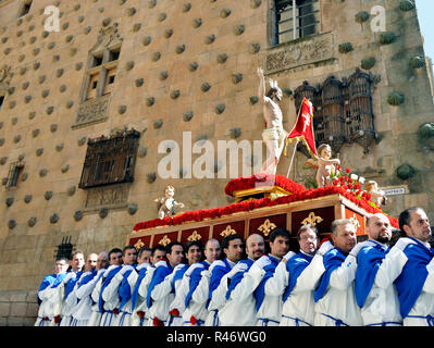 Salamanca,Spain-April,08 2012: un gruppo di portatori (chiamato Costaleros) portante un galleggiante religiosa (noto come Tronos) nelle processioni tenutasi a celeb Foto Stock