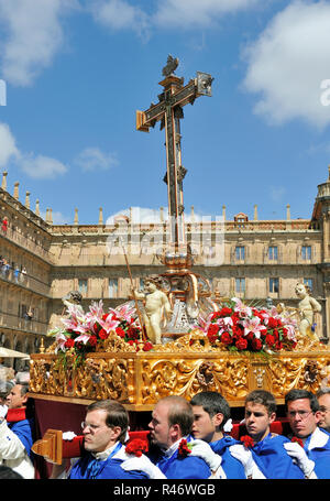 Salamanca,Spain-April,08 2012: un gruppo di portatori (chiamato Costaleros) portante un galleggiante religiosa (noto come Tronos) nelle processioni tenutasi a celeb Foto Stock