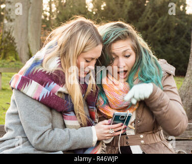 Freundinnen mit Selfie dello smartphone Foto Stock