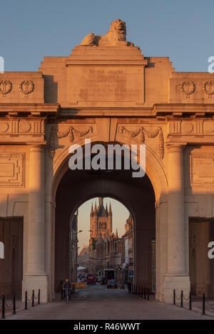 Menin Gate con vista del panno Ypres sala dietro di esso, Ypres, Belgio Foto Stock