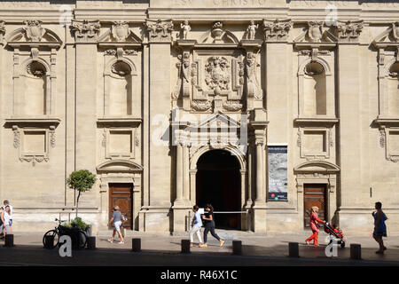 Facciata barocca (1620) del Musée Lapidaire o il museo archeologico, nell'ex cappella del Collegio dei Gesuiti, Avignon Provence Francia Foto Stock