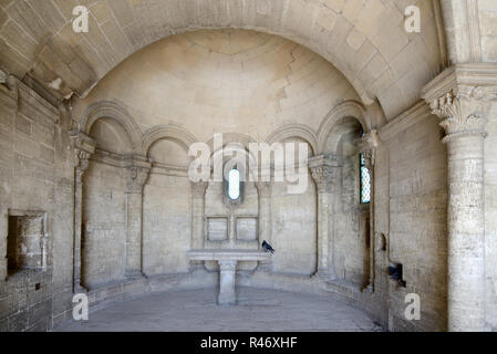 Altare della Cappella di San Nicola sul Pont d'Avignon o Ponte Saint-Bénézet : Ponte sopra il fiume Rodano Avignon Provence Francia Foto Stock