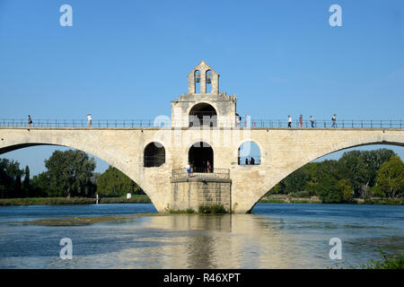 Pont d'Avignon o Ponte Saint-Bénézet : ponte medievale sul fiume Rodano ad Avignone Provenza Francia. Cappella di San Nicola in centro. Foto Stock