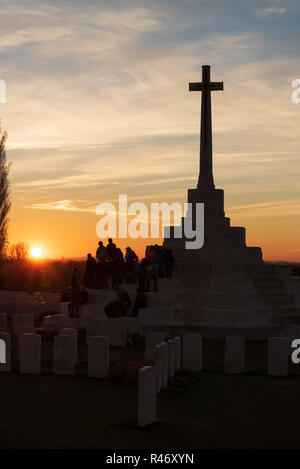 Croce di sacrificio al tramonto, Tyne Cot britannica cimitero militare nei pressi di Ypres Foto Stock