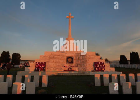 Croce di sacrificio a Tyne Cot cimitero militare, vicino a Ypres, Belgio Foto Stock