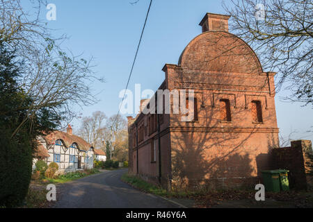 Masseys follia, un raffinato stile vittoriano edificio in mattoni costruito da Thomas Hackett Massey e cottages nel villaggio di superiore di Farringdon, Hampshire, Regno Unito Foto Stock