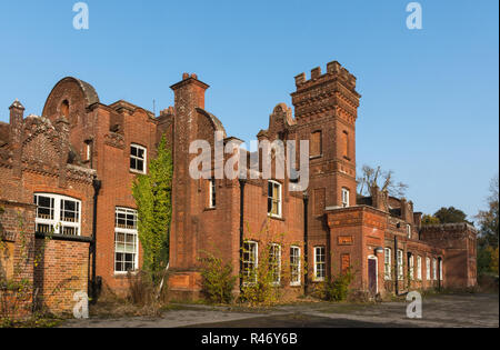 Masseys follia, un raffinato stile vittoriano edificio in mattoni costruito da Thomas Hackett Massey, nel villaggio di superiore di Farringdon, Hampshire, Regno Unito Foto Stock