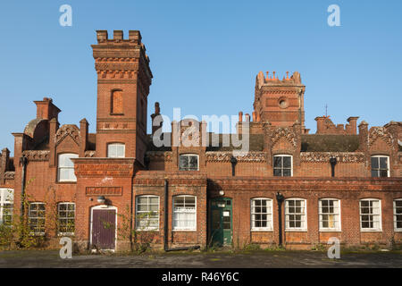 Masseys follia, un raffinato stile vittoriano edificio in mattoni costruito da Thomas Hackett Massey, nel villaggio di superiore di Farringdon, Hampshire, Regno Unito Foto Stock