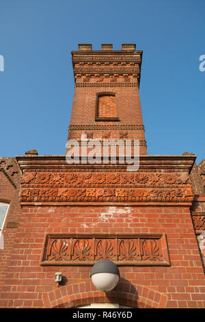 Masseys follia, un raffinato stile vittoriano edificio in mattoni costruito da Thomas Hackett Massey, nel villaggio di superiore di Farringdon, Hampshire, Regno Unito Foto Stock