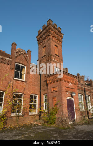 Masseys follia, un raffinato stile vittoriano edificio in mattoni costruito da Thomas Hackett Massey, nel villaggio di superiore di Farringdon, Hampshire, Regno Unito Foto Stock