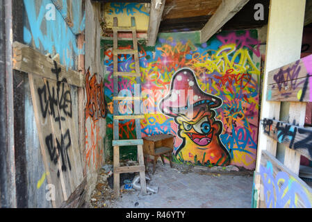 Coperto di graffiti, pareti in Casa Scala traballanti & Magic Mushroom Design in Squat interno della casa abbandonata la Francia Foto Stock