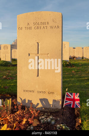 Lapide di un soldato sconosciuto in Tyne Cot britannica cimitero militare nei pressi di Ypres Foto Stock