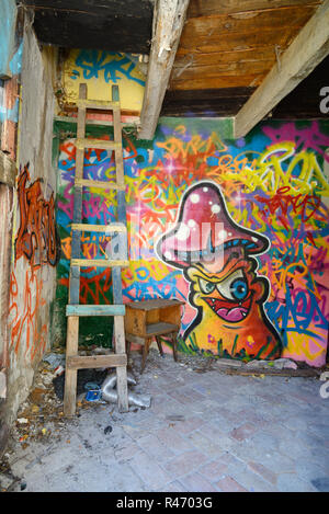 Coperto di graffiti, pareti in Casa Scala traballanti & Magic Mushroom Design in Squat interno della casa abbandonata la Francia Foto Stock