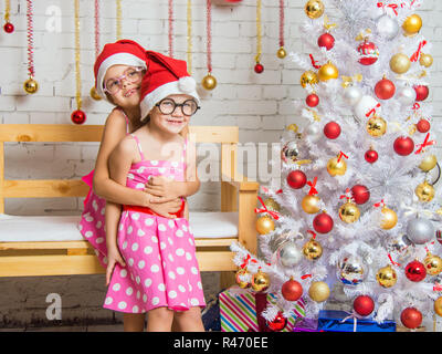 La ragazza abbracciò la sorella torna nel nuovo decennio home decor Foto Stock