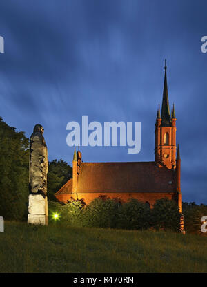 Monumento a Niccolò Copernico e chiesa di San Wojciech in Frombork. Polonia Foto Stock