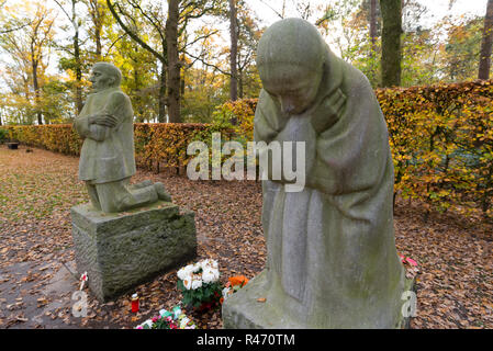 Il lutto genitori sculture dell'artista tedesco Kaethe Kollwitz a Vladslo il Cimitero di Guerra Tedesco si trova a nord di Ypres Foto Stock