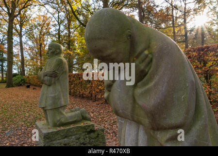 Il lutto genitori sculture dell'artista tedesco Kaethe Kollwitz a Vladslo il Cimitero di Guerra Tedesco si trova a nord di Ypres Foto Stock